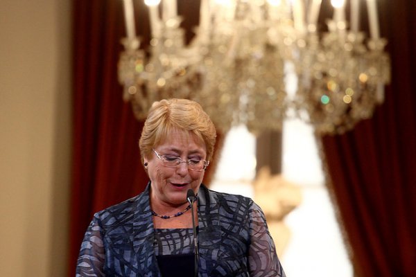 Bachelet inicia retirada con video en Facebook