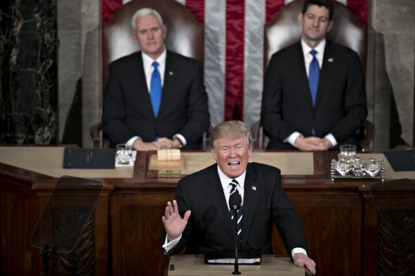 Trump propone formación para armar a profesores y control de antecedentes