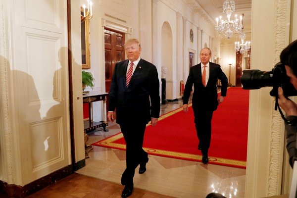 Trump echa pié atrás a elevar edad para comprar armas