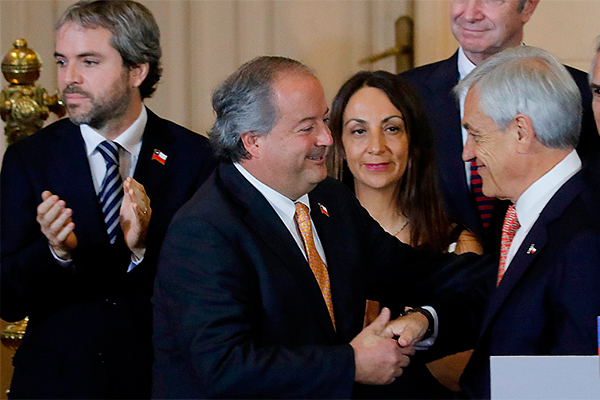 <p>Monckeberg se reúne con la CPC y la CUT</p>