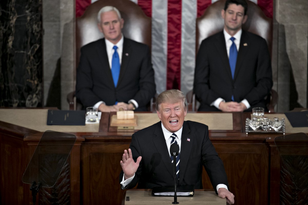 <p>Trump propone formación para armar a profesores y control de antecedentes</p>