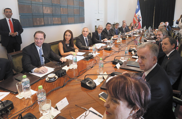 Gobierno activará con Chile Vamos diálogo pro acuerdos que incluirán a la NM y al Frente Amplio