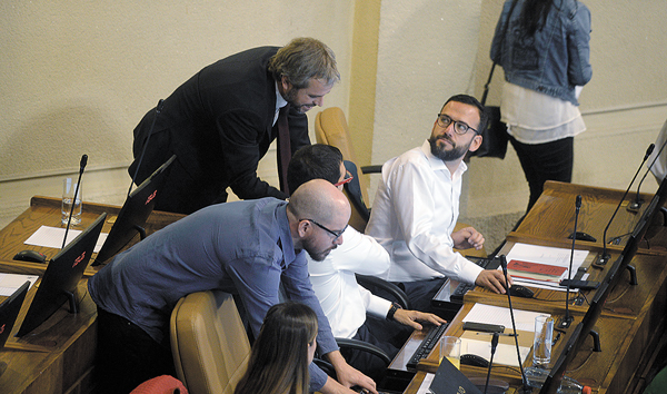 Debut de Blumel en el Congreso: con ánimo de acuerdo y abierto a oír crítica constructiva