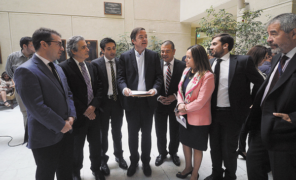 DC presenta agenda alternativa al gobierno y la oposición mira con cautela