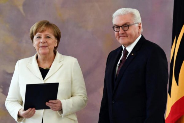 La canciller alemana, Angela Merkel, y el presidente de Alemania, Frank-Walter Steinmeier. hoy durante la ceremonia de nombramiento (EFE)