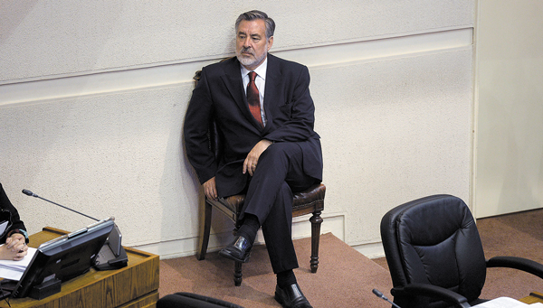 Alejandro Guillier en su retorno al Congreso: la soledad de la derrota
