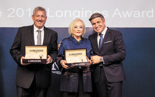Liliana Solari es premiada por su aporte a la hípica en A. Latina