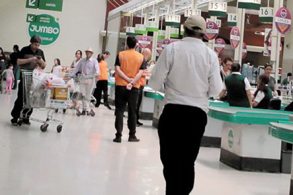 Jumbo llama a clientes a no consumir producto con presencia de marea roja que alertó la Seremi de Salud