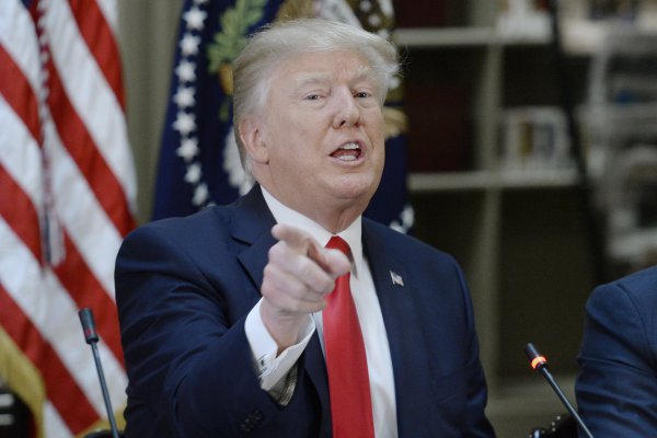 Trump prohíbe transacciones de criptomoneda venezolana en EEUU