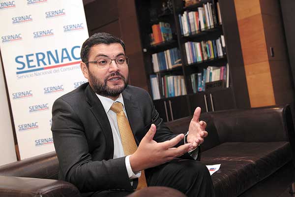 Gobierno le pide la renuncia a director del Sernac