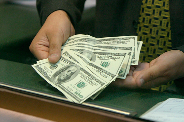 Dólar se aprecia a nivel internacional y local ante regreso de la aversión al riesgo