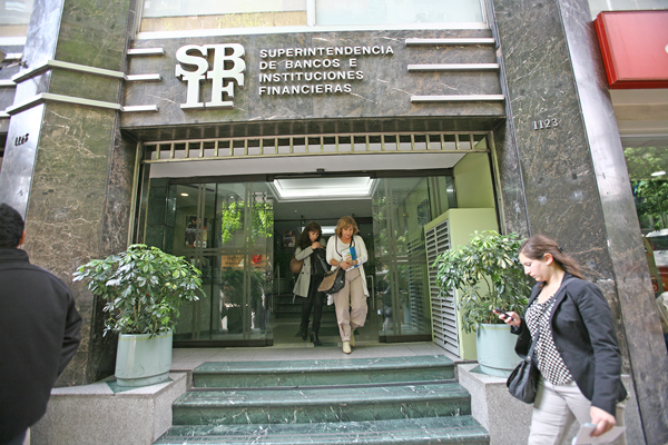 Gobierno estaría en la búsqueda de superintendente de Bancos