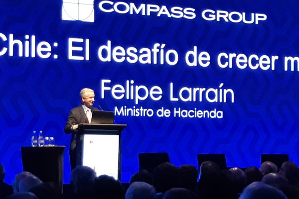 Larraín: "No nos queremos distinguir por ser un país que tenga la mayor tasa de impuestos"