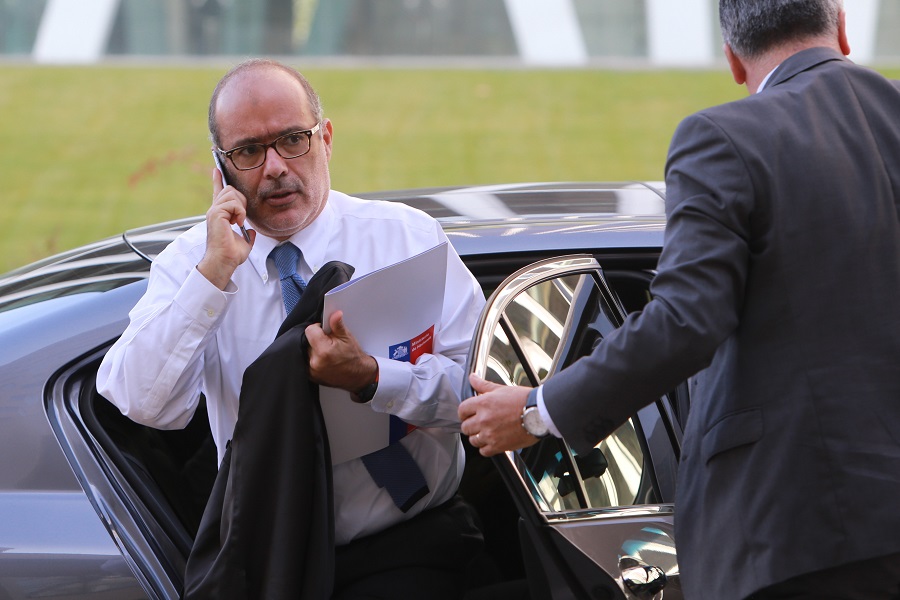<p>Valdés entra al debate por déficit fiscal y refuta a ministro de Hacienda: "Larraín se equivoca"</p>