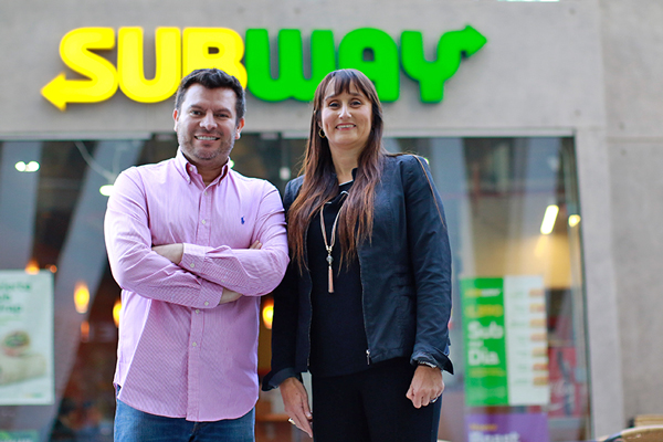 Cristián Solís y Alejandra Robles, agentes de desarrollo de Subway Chile. (Fotografía de José Montenegro)