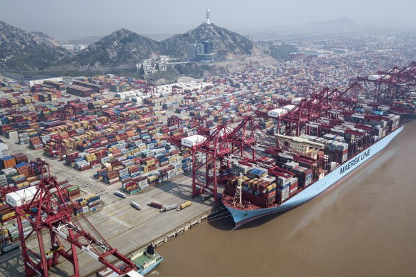 <p>Guerra comercial partió: China contraataca con aranceles a vinos y frutas de EEUU y podría reducir compras de bonos del Tesoro</p>