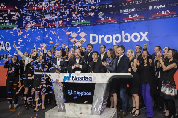 <p>Dropbox completa exitoso debut en bolsa con alza de 40% en primer día de transacciones</p>