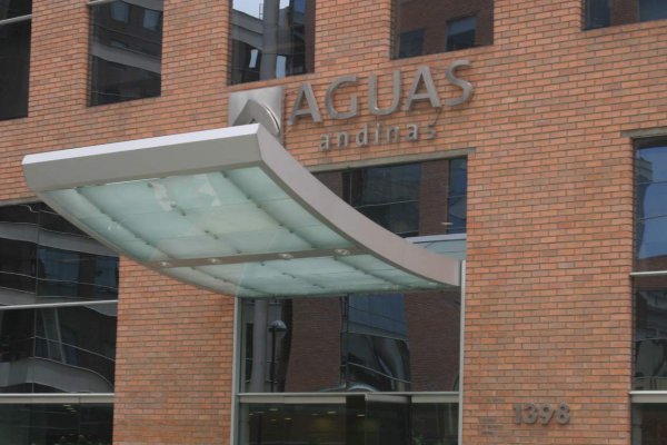 <p>Aguas Andinas denuncia vertido ilegal que provocó mal olor en agua de comunas del sector oriente</p>