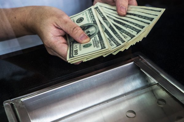 El dólar termina estable en una semana marcada por la volatilidad