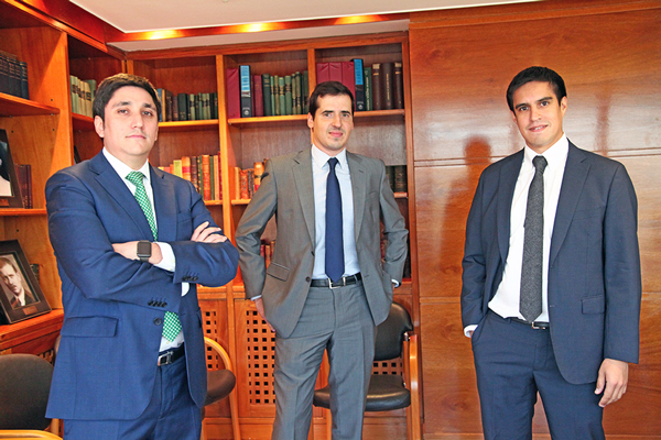 Los socios de Cariola Diez Pérez-Cotapos: Javier Cerón, Pedro Lluch y Jorge Boldt (Fotografía de Julio Castro)