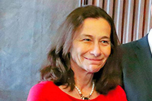 Rosanna Costa recibe premio como “Ingeniero Comercial Distinguido” en la UC