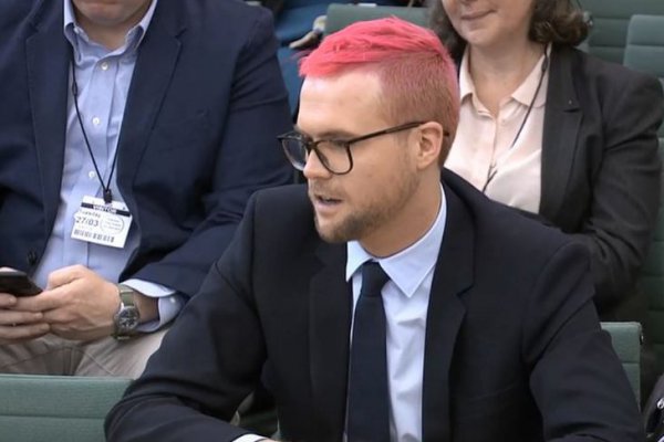 Christopher Wylie denunció a Cambridge Analytica y hoy declaró ante el parlamento británico.