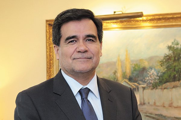 Ejecutivo ratifica a Fernando Barraza como director del SII