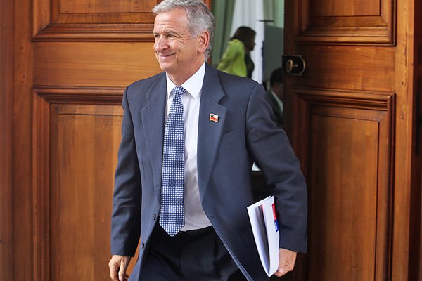 Larraín expone en sesión secreta sobre actividades del Consejo de Estabilidad Financiera