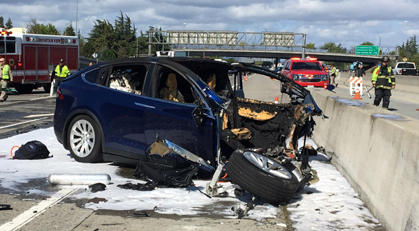 Tesla se desploma en la bolsa por temores financieros y accidente fatal de uno de sus autos