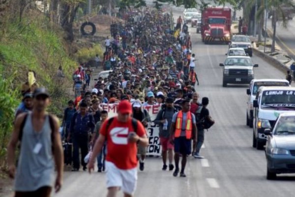 Caravana de refugiados centroamericanos que avanza lentamente a EEUU desata la furia de Trump