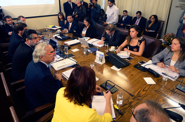Gobierno estima que en Chile hay unos 960 mil migrantes y 300 mil serían irregulares