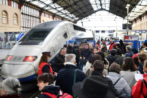 Martes negro en Francia: trenes y aeropuertos inician paros contra reformas de Emmanuel Macron