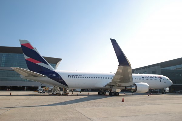 Latam Airlines se prepara para la huelga de tripulantes y reprograma vuelos