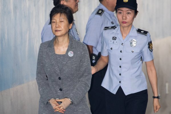 Expresidenta surcoreana Park es condenada a 24 años por escándalo de corrupción
