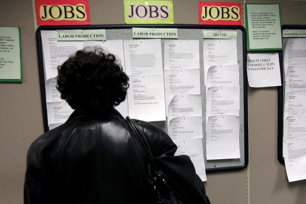 Mercado laboral de EEUU se enfría más de lo esperado en marzo