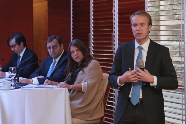 Macario Valdés, CEO de SAAM, explone durante la junta. En la mesa, al centro, el presidente de la compañía, Óscar Hasbún.