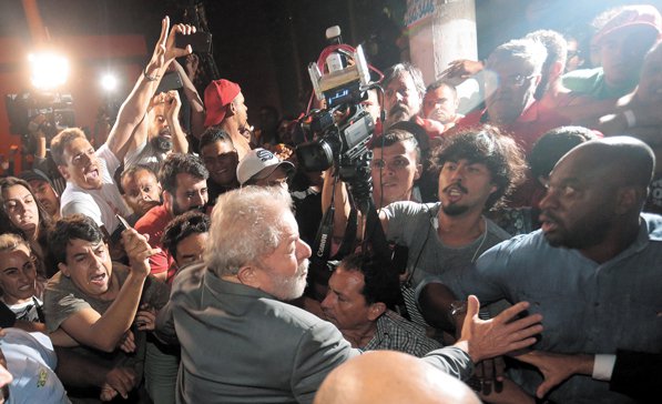 Abogados penales brasileños piden liberación del expresidente Lula da Silva