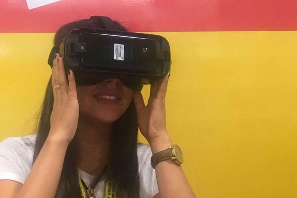 DHL aplica en Chile sistema para capacitar a sus empleados con realidad virtual