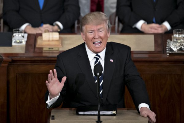 Trump insiste en que hay una "caza de brujas" en su contra tras allanamiento a oficina de su abogado
