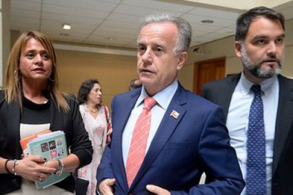 Oposición aprueba interpelación contra Santelices y el oficialismo acusa “matonaje político