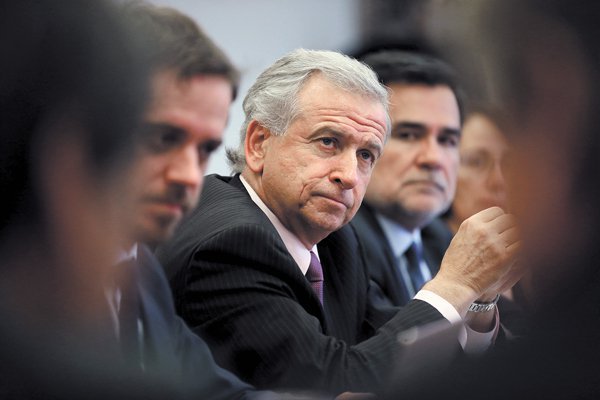 Larraín se despliega para frenar críticas por contribuciones y enfatiza aporte de comunas ricas