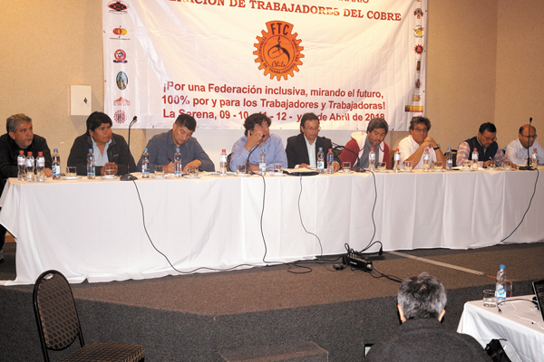 Trabajadores de Codelco se enfrentan en congreso de la FTC y Espinoza acusa ilegalidad