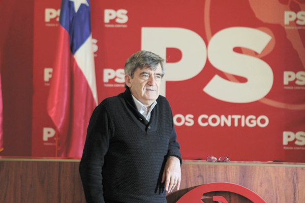 Escalona: “Tomar tecito con Piñera es una cosa protocolar, pero el ejercicio democrático es en el Congreso”
