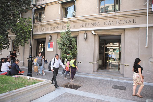 ¿Cuántos son los funcionarios retirados de las FFAA y Carabineros que reciben más de una pensión?