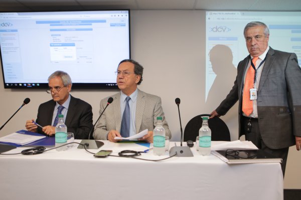 Karlezi sufre revés en directorio de Clínica Las Condes y médicos suman representantes