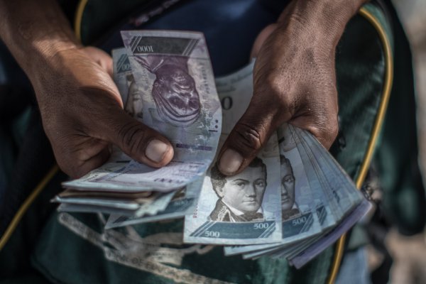 Caracas lanza su propia moneda, "el caribe", para hacer frente a crisis de hiperinflación