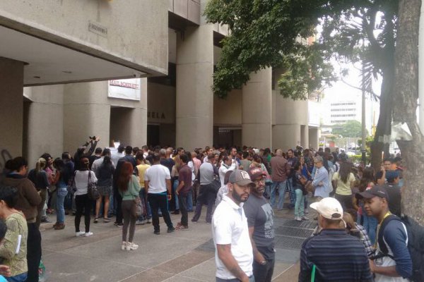 Consulados de Chile en Venezuela amanecen colapsados en primer día de vigencia de nueva visa