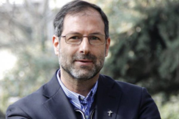 Sacerdote Marcelo Gidi recuerda a viuda de Angelini: “No quería ni placas, ni su nombre en las instituciones que apoyaba”