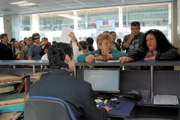 No es gratis hacer trámites: al año le cuestan al PIB de Chile hasta US$ 2.400 millones