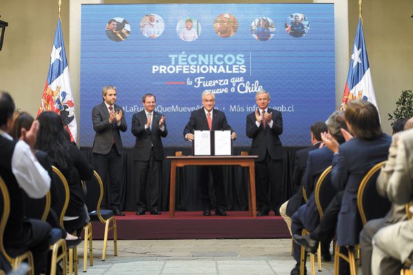 Piñera da primer paso para cumplir con meta de ampliar gratuidad a carreras técnico-profesionales